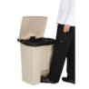 Beige Tretmülleimer 68 L Rubbermaid Step-On: Qualität und Praktikabilität