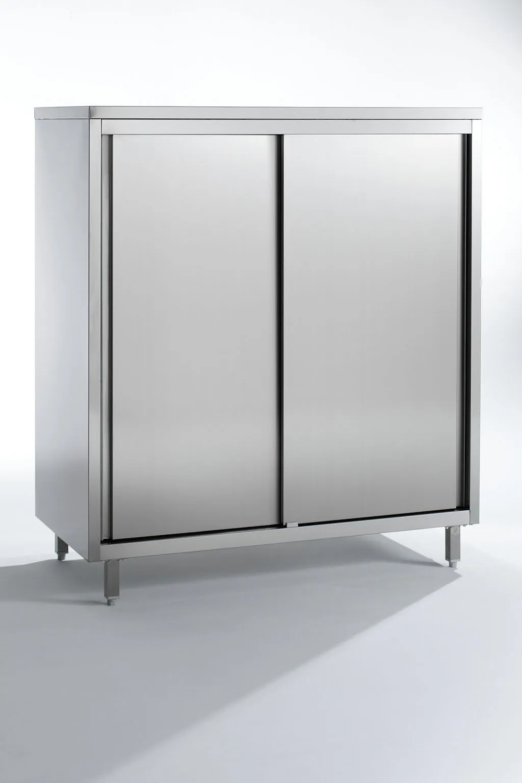 Hoher Edelstahlschrank mit 4 Ebenen
